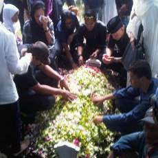 Lagu Padamu Negeri Iringi Pemakaman Sam Ikul