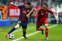 Lionel Messi berusaha melewati Franck Ribery dalam pertandingan di Allianz Arena. Reuters/Kai Pfaffenbach.