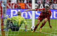 Thomas Muller membobol gawang Barcelona. Dalam pertandingan ini Muller dua kali membobol gawang lawan, gol tersebut dibuatnya di menit ke25 dan 82. Reuters/Michael Dalder