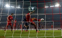 Mario Gomez melepaskan tembakan yang berbuah gol ke gawang Barcelona. Reuters/Kai Pfaffenbach.
