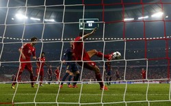 Mario Gomez melepaskan tembakan yang berbuah gol ke gawang Barcelona. Reuters/Kai Pfaffenbach.