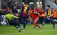 Pada menit ke-73, giliran Arjen Robben yang mencatatkan namanya di papan skor. Gol diawali dari operan-operan di depan kotak penalti Barca, bola diberikan kepada Robben di sisi kanan. Robben kemudian menggiring bola masuk ke dalam kotak penalti dan melepaskan tembakan ke tiang jauh. Reuters/Michaela Rehle.