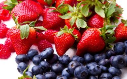 Makan Strawberry dan Blueberry Cegah Penuaan Dini pada Otak