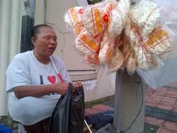 Tuna Netra Penjual Kerupuk, Suharti Ikhlas Ditipu & Dikasih Uang Palsu