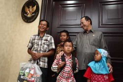 Jaga Adik-adiknya, Tasripin Ingin Sekolah di Desa