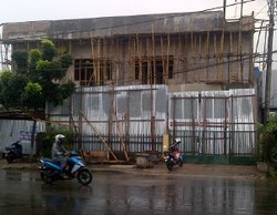 Tak Sesuai IMB, Bangunan Dua Lantai Dibongkar Paksa