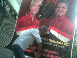 Cagub dan Cawagub Jateng Copoti Sendiri Spanduknya di Pepohonan