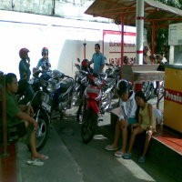 Kisah Warga Padang Menginap 2 Hari di SPBU Demi Dapat Solar Subsidi