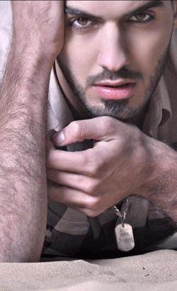 6 Pose Si Ganteng Omar Borkan yang Diusir dari Arab Saudi