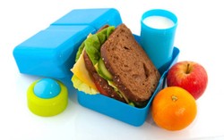 Saat Menyiapkan Bekal Anak, Jangan Lupakan Hal Penting Ini