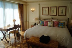 Mewahnya Hotel Versace: Makan Rp 3 Juta, Kamar Rp 180 Juta