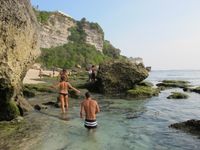 Para Cowok Ganteng & Cewek Berbikini di Pantai Suluban, Bali