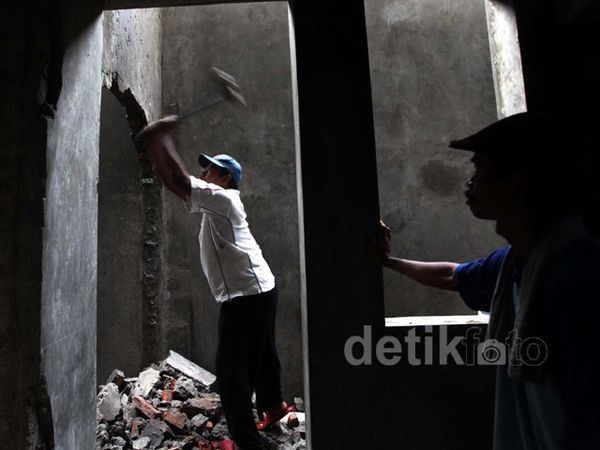 Menyalahi Izin, Bangunan Bertingkat Dirobohkan