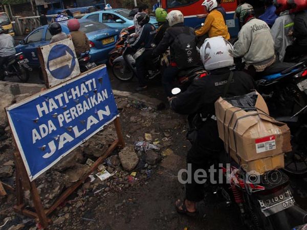 Jembatan Diperbaiki, Pulogadung Macet Parah