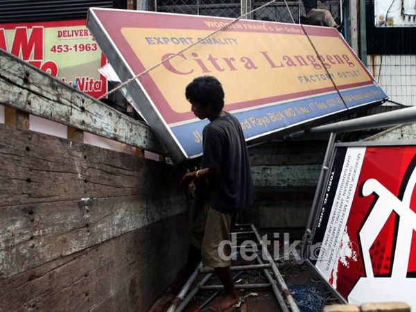 Reklame Liar di Kelapa Gading Ditertibkan