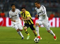 Cristiano Ronaldo melakukan serangan ke pertahanan Dortmund. Reuters/Ina Fassbender.