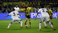 Robert Lewandowski meliuk-liuk untuk melewati Pepe. Reuters/Ina Fassbender.
