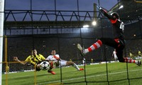 Robert Lewandowski membobol gawang Madrid. Reuters/Wolfgang Rattay