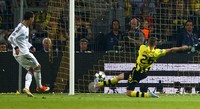 Cristiano Ronaldo melepaskan tembakan yang berbuah gol di menit ke-43. Reuters/Wolfgang Rattay.