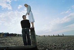 Penyebab Bungkuk: Pacar yang Jauh Lebih Pendek Hingga Gemar Main Gadget