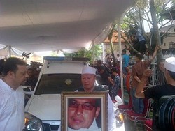 Takbir Iringi Keberangkatan Jenazah Uje ke Masjid Istiqlal