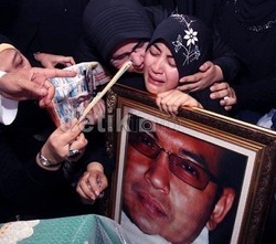 Diiringi Gema Tahlil, Jenazah Uje Dimakamkan di Atas Jenazah Ayahnya