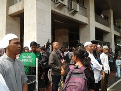 Belasan Warga Menunggu Jenazah Uje di Masjid Istiqlal