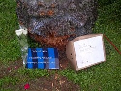 Warga Beri Ucapan Belasungkawa di Lokasi Kecelakaan Uje