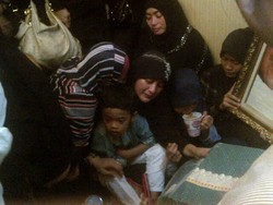 Di Samping Jenazah, Istri Uje Menangis Histeris