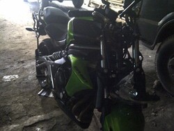 Seorang Petugas Polres Jaksel Berdoa Khusyuk di Samping Moge Uje