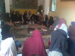 Ibu-ibu Gelar Pengajian di Rumah Duka Uje