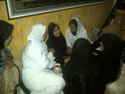 Pulang dari Pemakaman, Istri Uje Masih Menangis Histeris