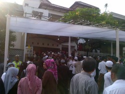 Ribuan Pelayat Berbagai Kalangan Terus Berdatangan ke Rumah Duka Uje