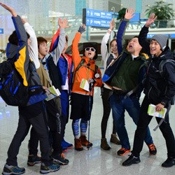 Sambut Kim Hyun Joong Cs, Fans Padati Bandara Adisucipto