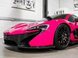 Mobil Super Berkelir Pink yang Genit