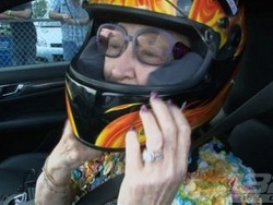 Nenek 60 Tahun Ini Masih Berani Balapan