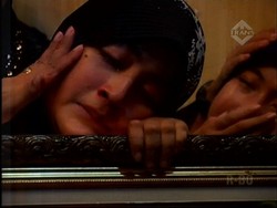 Istri Uje Tak Kuasa Menahan Duka