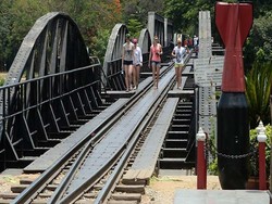 Myanmar Tawarkan Rel Kereta Maut untuk Wisatawan