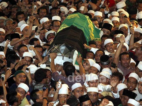 Ribuan Jamaah Salatkan Ustad Jeffry