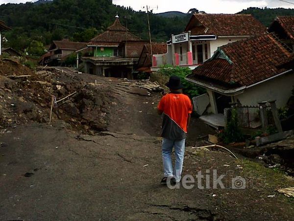 1 Kampung Rusak Parah Akibat Tanah Bergerak