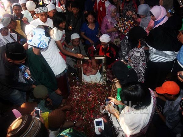 Ribuan Pelayat Hadiri Pemakaman Uje