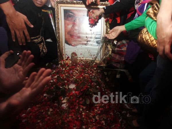 Jenazah Ustad Jeffry Al Buchory Dimakamkan