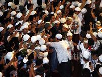 Jamaah Desak-desakan untuk Dekati Jenazah Uje