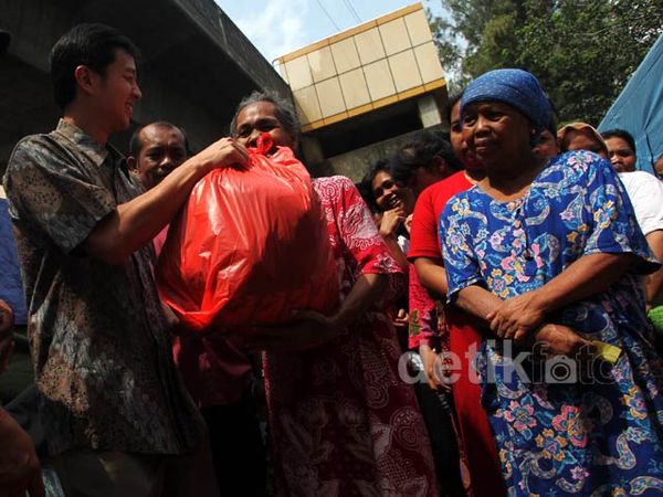 Korban Kebakaran di Kebon Sirih Terima Bantuan