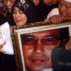 Jamaah Desak-desakan untuk Dekati Jenazah Uje