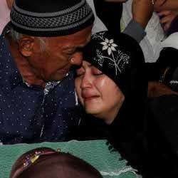 Istri Uje Kembali Pingsan di Pemakaman