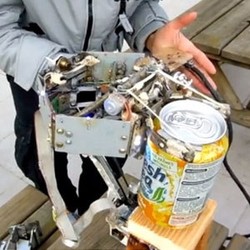 Unik! Pemuda Ini Bikin Robot Pencuri Minuman