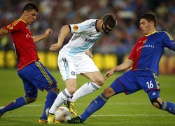 Fernando Torres berusaha melewati Aleksandar Dragovic dan Fabian Schaer dalam pertandingan di St. Jakob-Park, Jumat (26/4/2013) dinihari WIB. Reuters/Arnd Wiegmann.