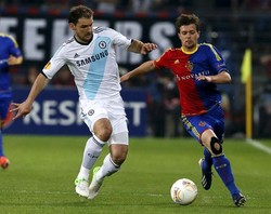 Valentin Stocker yang mendapat pengawalan dari Branislav Ivanovic melakukan serangan ke pertahanan Chelsea. Reuters/Pascal Lauener.