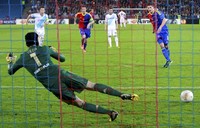 Basel yang tertinggal berusaha mengejar di babak kedua. Beberapa menit sebelum waktu normal habis, mereka bisa menyamakan kedudukan lewat penalti Fabian Schaer. Reuters/Arnd Wiegmann